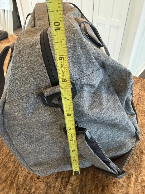 Nike Gray Gym Duffel Gym Bag w/shoulder strap - Picture 7 of 13